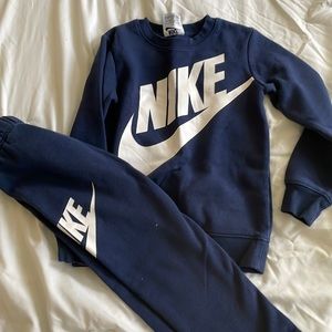 Navy blue + white Nike kid’s sweatsuit size 6
